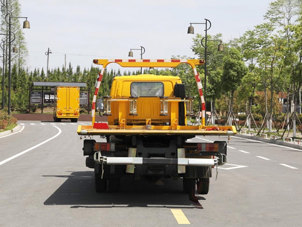 4-ton Isuzu 600P flatbed truck