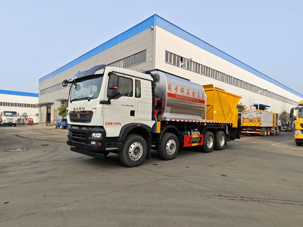 SINOTRUK Duty Truck 20 cubic meters synchronized gravel sealing vehicle