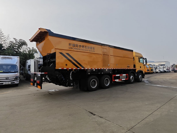 SINOTRUK  Duty Haowo 18 cubic meters synchronized gravel sealing truck