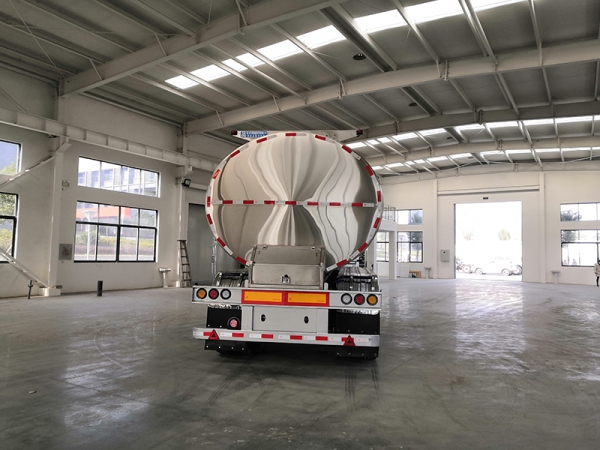 Dongfeng Tianlong 33-party semi-trailer milk tanker