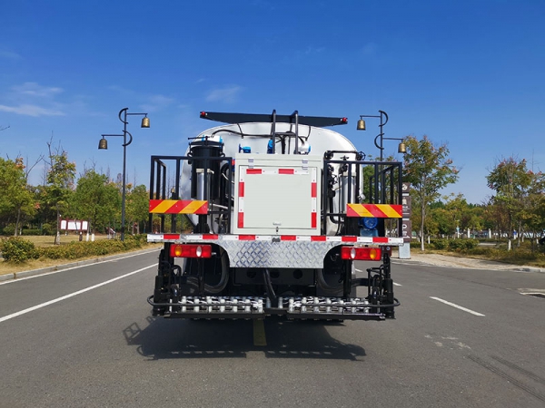 Dongfeng Tianjin 12-party intelligent asphalt sprinkler truck