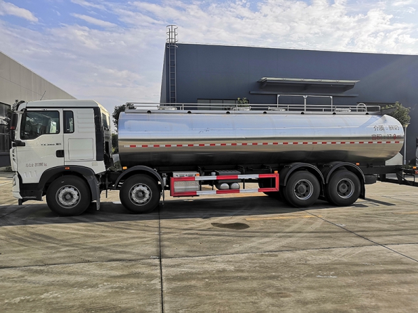 SINOTRUK Duty Vehicle Front Four Rear Eight 22 Square Milk Tanker Trucks