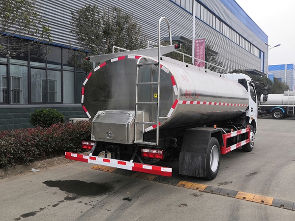 Dongfeng 8.5 square milk tanker