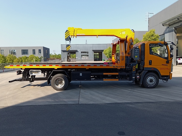 SINOTRUK Vehicle Haworth One-Trailer-Two With Crane Clearance Truck