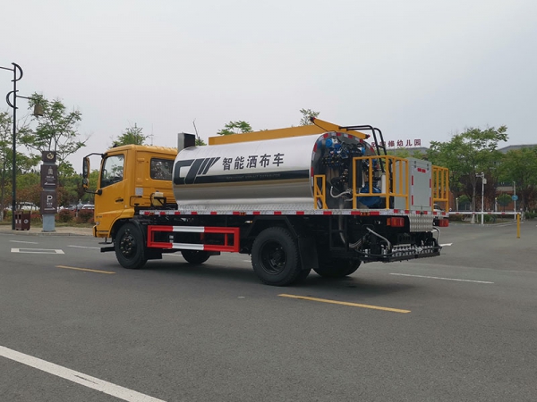 Tianjin 8-party intelligent asphalt sprinkler trucks