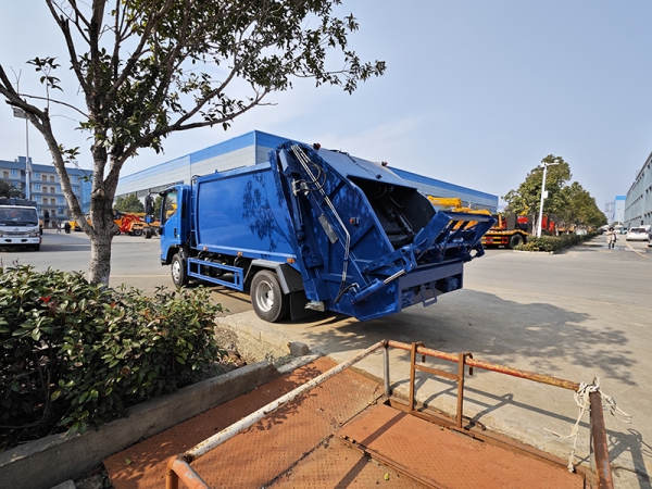 Isuzu 8-party compressed garbage truck