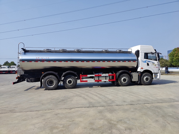 Jiefang front four rear six 22 square milk tanker