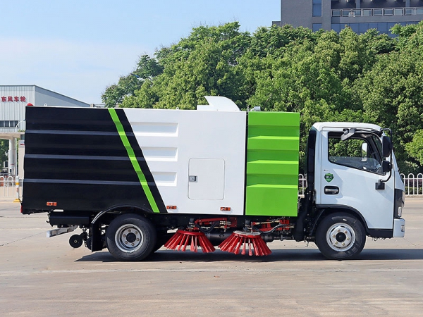 Dongfeng 6 cubic meters cleaning truck