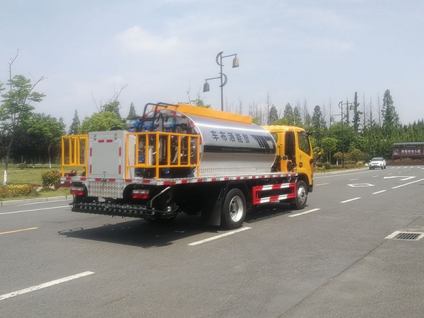 Dongfeng Dolicharge 6-square-meter intelligent asphalt sprinkler truck