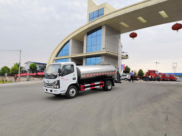 Dongfeng Dolica 4.7 square meters milk tanker truck