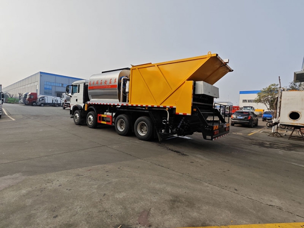 SINOTRUK Duty Truck 20 cubic meters synchronized gravel sealing vehicle