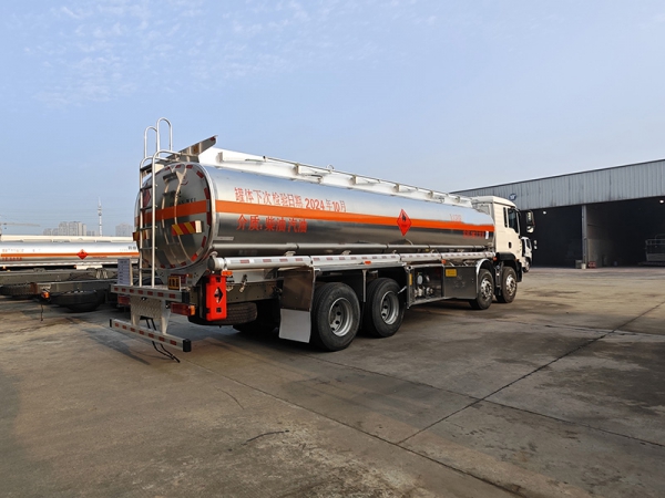 SINOTRUK Duty Truck, 25-ton fuel tanker