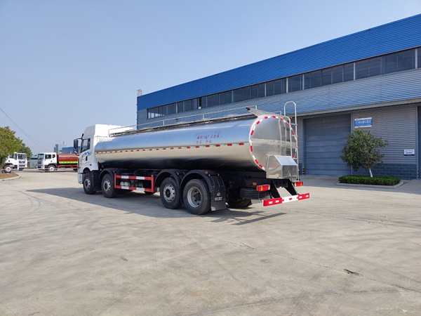 Jiefang front four rear six 22 square milk tanker