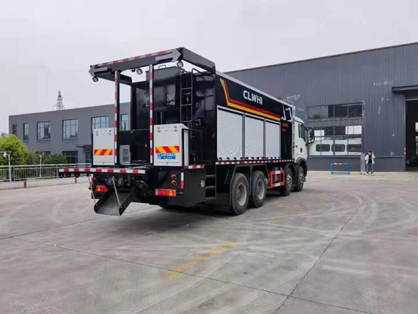 SINOTRUK Duty Vehicle Front Four Rear Eight Thin Slurry Sealer Trucks