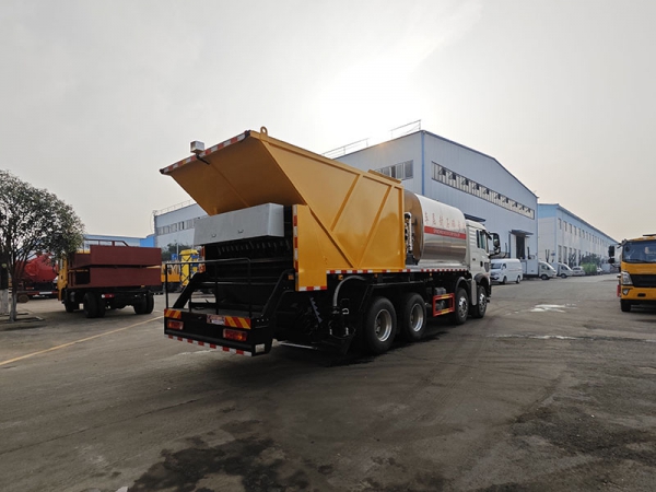 SINOTRUK Duty Truck 20 cubic meters synchronized gravel sealing vehicle