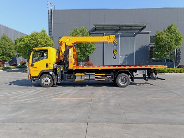 SINOTRUK Vehicle Haworth One-Trailer-Two With Crane Clearance Truck