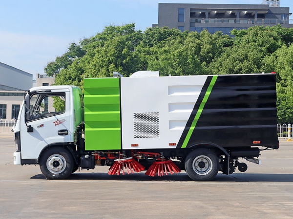 Dongfeng 6 cubic meters cleaning truck