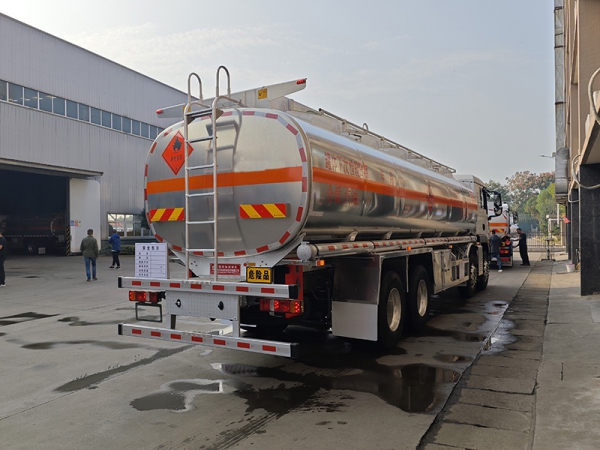 SINOTRUK Duty Truck, 25-ton fuel tanker