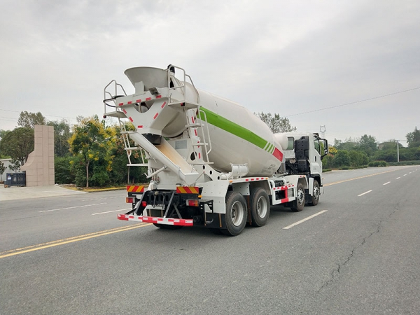 Isuzu 4-axle mixer