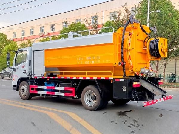 12 cubic meters Dollywood cleaning and suction trucks