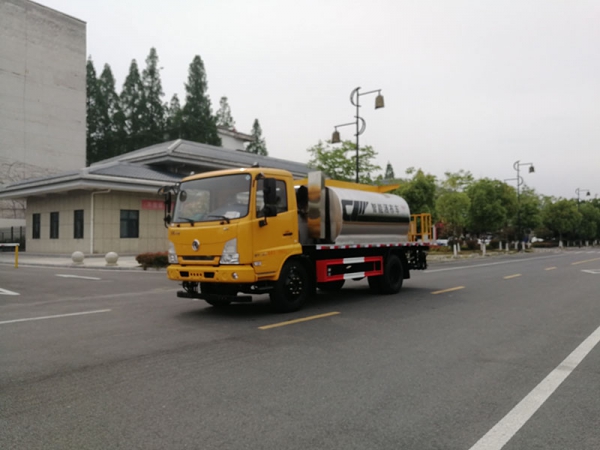 Tianjin 8-party intelligent asphalt sprinkler trucks