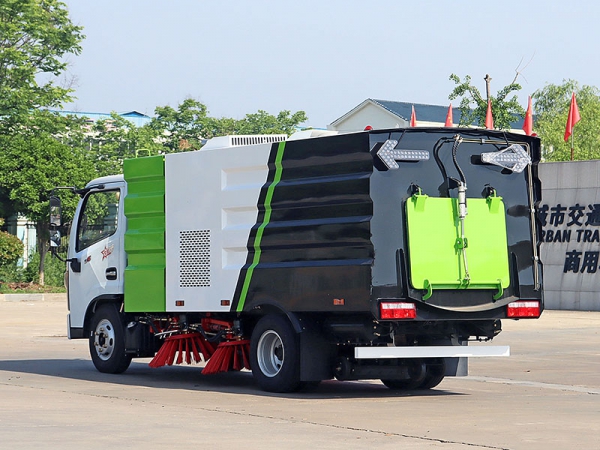 Dongfeng 6 cubic meters cleaning truck