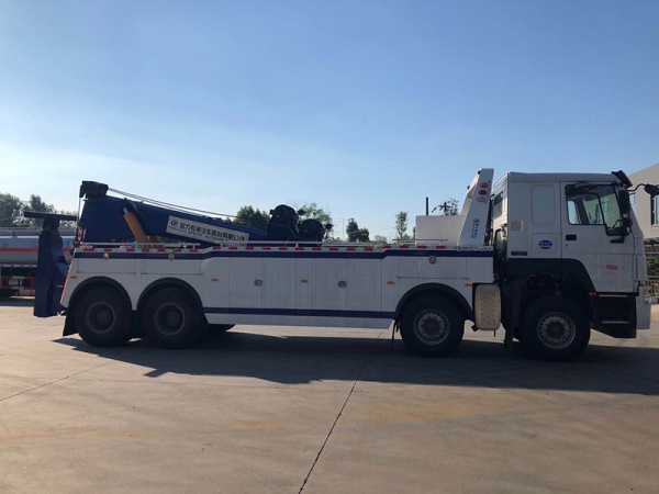 Heavy Vehicle Haworth 50-ton towing and lifting one-piece barricade truck