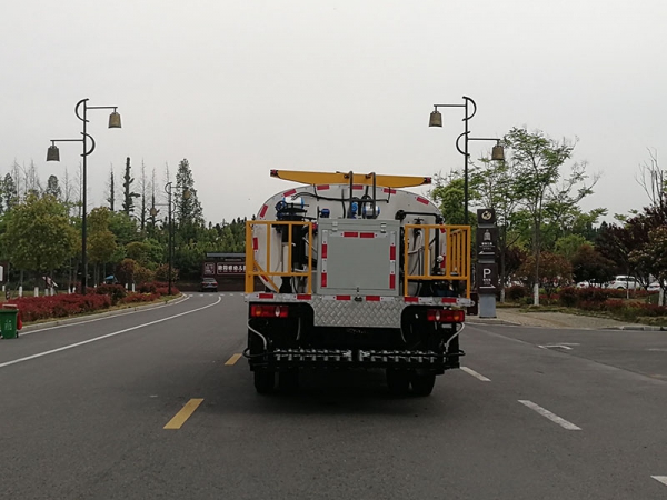 Tianjin 8-party intelligent asphalt sprinkler trucks