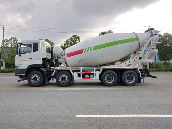 Dongfeng Tianlong 4-axle mixer