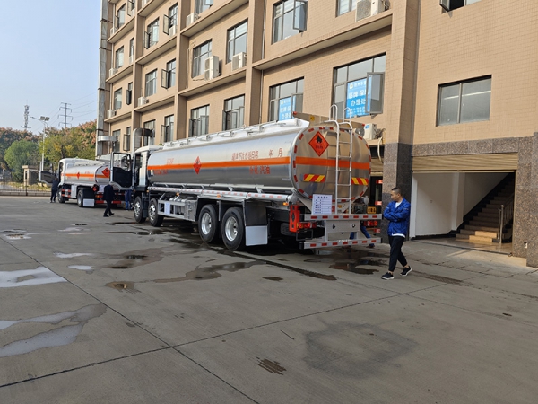 SINOTRUK Duty Truck, 25-ton fuel tanker