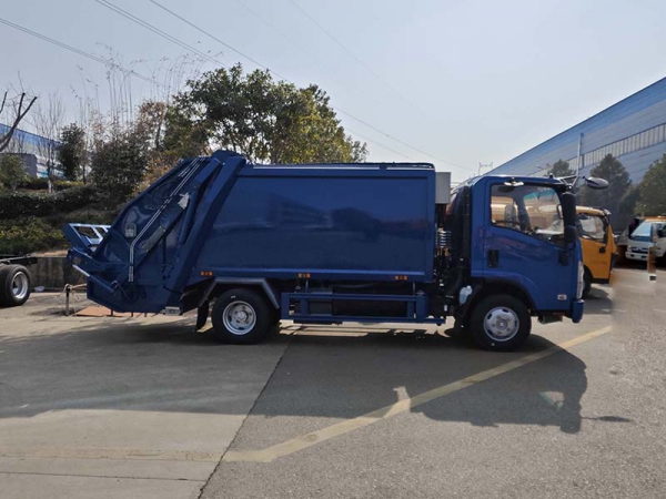 Isuzu 8-party compressed garbage truck