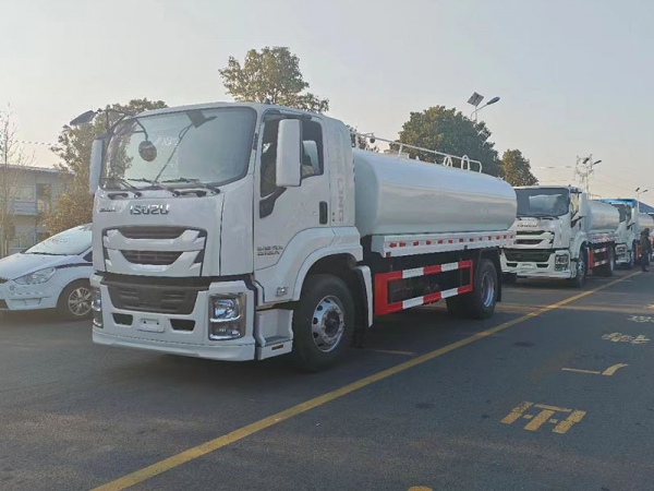 Isuzu 12-ton drinking water truck