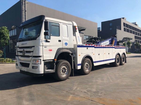 Heavy Vehicle Haworth 50-ton towing and lifting one-piece barricade truck