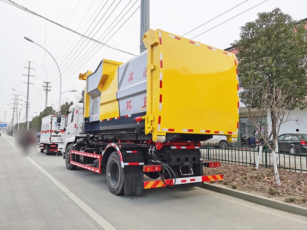 TIANJIN Hook-arm Garbage Truck