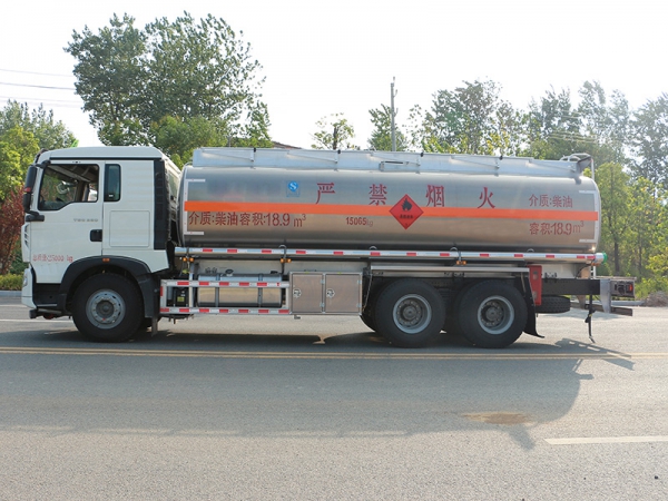 SINOTRUK Duty Truck 17T Aluminum Alloy Tanker