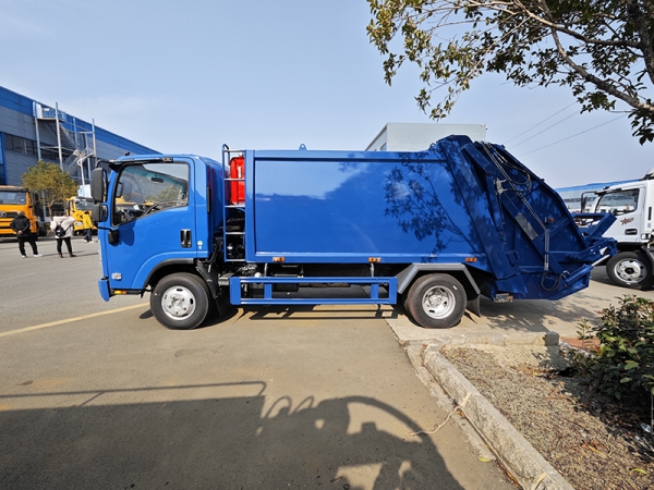 Isuzu 8-party compressed garbage truck