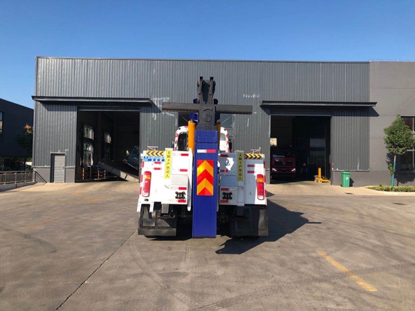 Heavy Vehicle Haworth 50-ton towing and lifting one-piece barricade truck