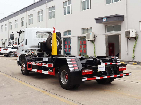 Dongfeng Dolica Hook Arm Garbage Truck