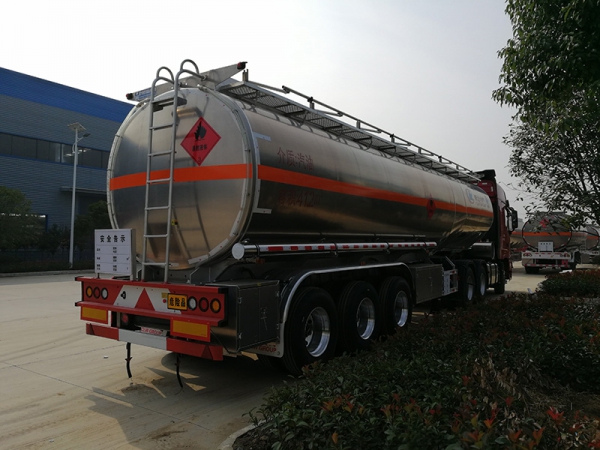 Dongfeng Tianlong 46-party semi-trailer aluminum alloy oil tanker