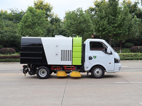 Dongfeng Touyi 4 cubic meters road sweeper