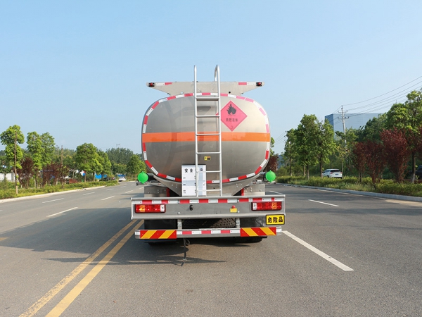 SINOTRUK Duty Truck 17T Aluminum Alloy Tanker