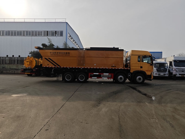 SINOTRUK  Duty Haowo 18 cubic meters synchronized gravel sealing truck