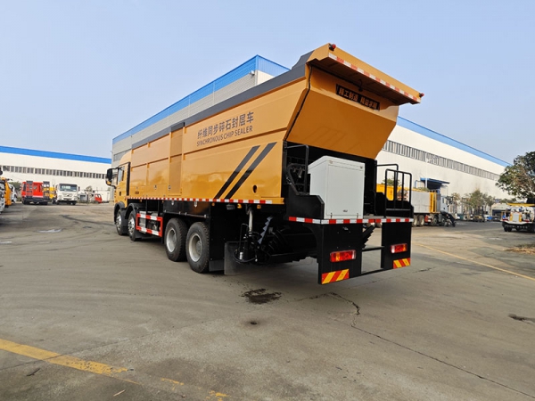 SINOTRUK  Duty Haowo 18 cubic meters synchronized gravel sealing truck