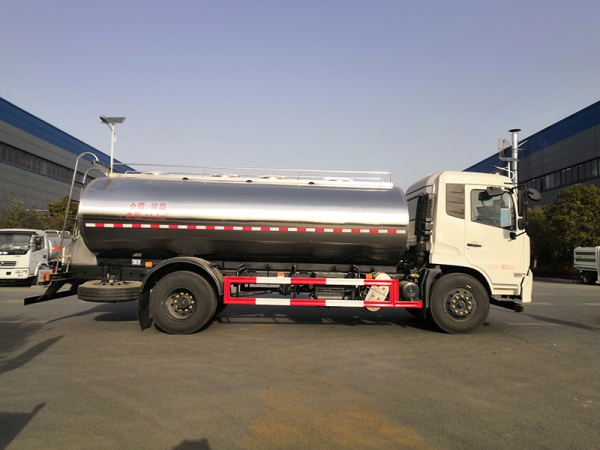 Dongfeng Tianjin 13 square meters milk tanker