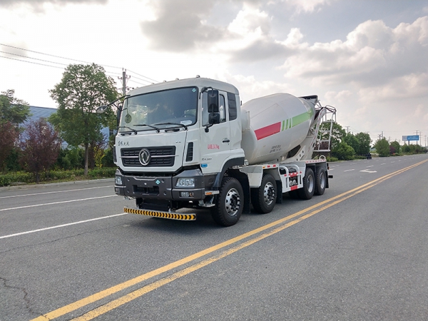 Dongfeng Tianlong 4-axle mixer