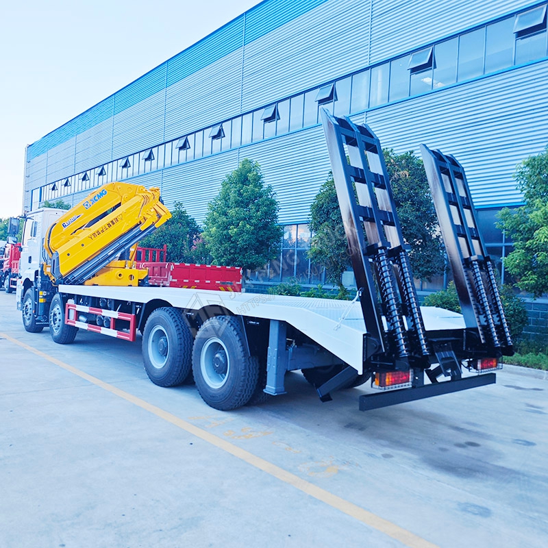 8x4 Shacman Automobile Group XCMG 33-ton Robotic arm truck-mounted crane