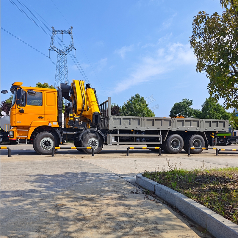 Shacman Automobile 8x4 XCMG 43-ton Robotic arm crane
