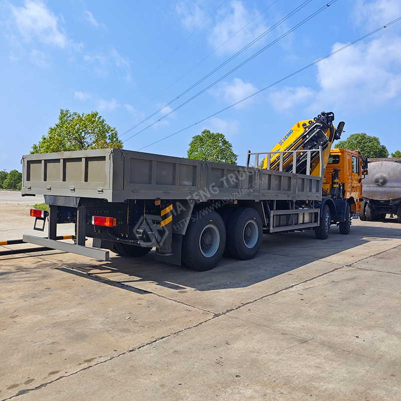 Shacman Automobile 8x4 XCMG 43-ton Robotic arm crane