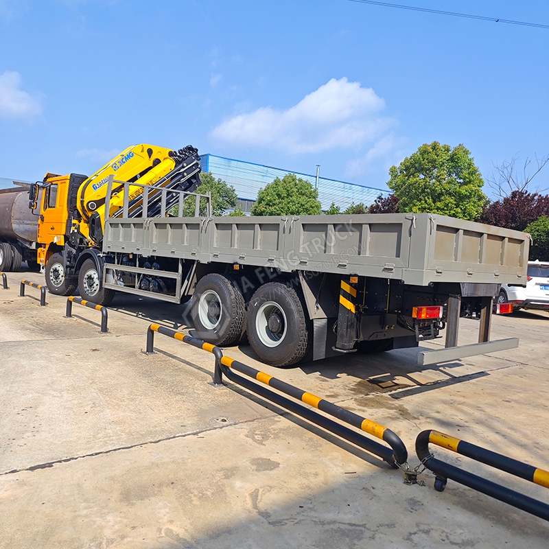 Shacman Automobile 8x4 XCMG 43-ton Robotic arm crane