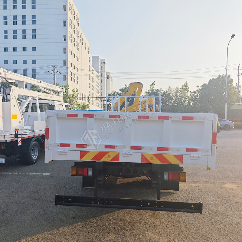 Isuzu 700P   4.2-ton truck-mounted crane with mechanical arm